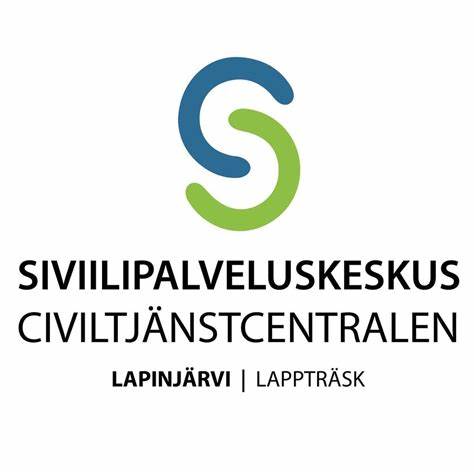 Siviilipalveluskeskus logo, jossa sininen ja vihreä puolikaari yllä, keskellä keskuksen nimi suomeksi ja ruotsiksi ja sen alla sana Lapinjärvi suomeksi ja ruotsiksi.
